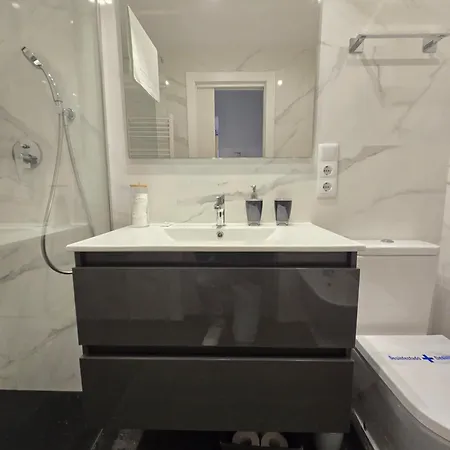 Piso En Pleno Centro De Al Lado De La Playa 1a139 By R2r Consulting * 希洪